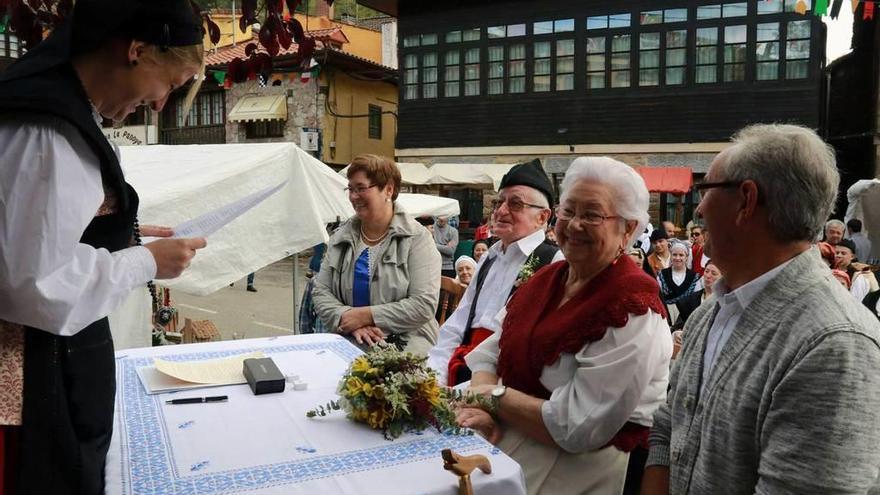 Argentina Losa y José González, junto a sus hijos Agustín y María, durante la ceremonia de renovación de votos que ofició la concejala Diana López.