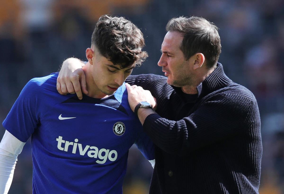 Frank Lampard, entrenador del Chelsea, dialoga con Kai Havertz, jugador de los 'blues'.