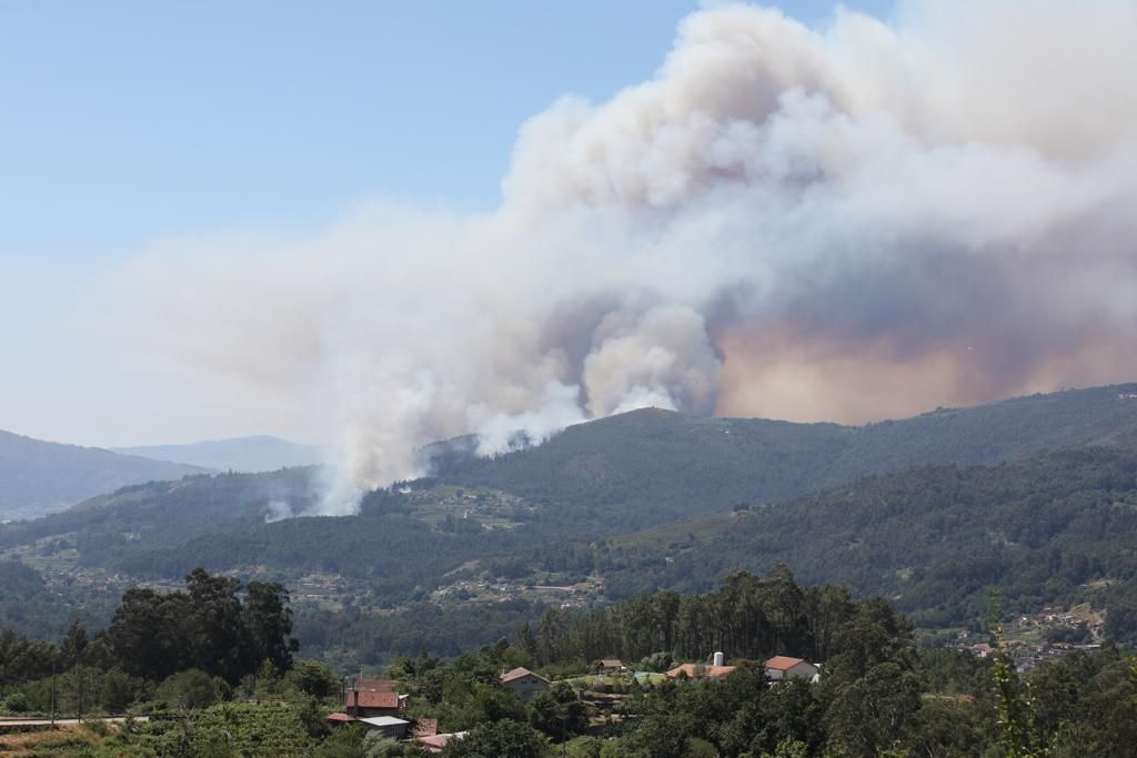 El fuego avanza descontrolado en Arbo y amenaza viviendas