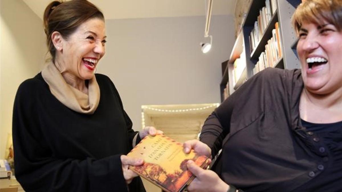 Emma Vilarasau y Montse Barderi, en la presentación del libro que han escrito conjuntamente, 'Camí d'anada i tornada'