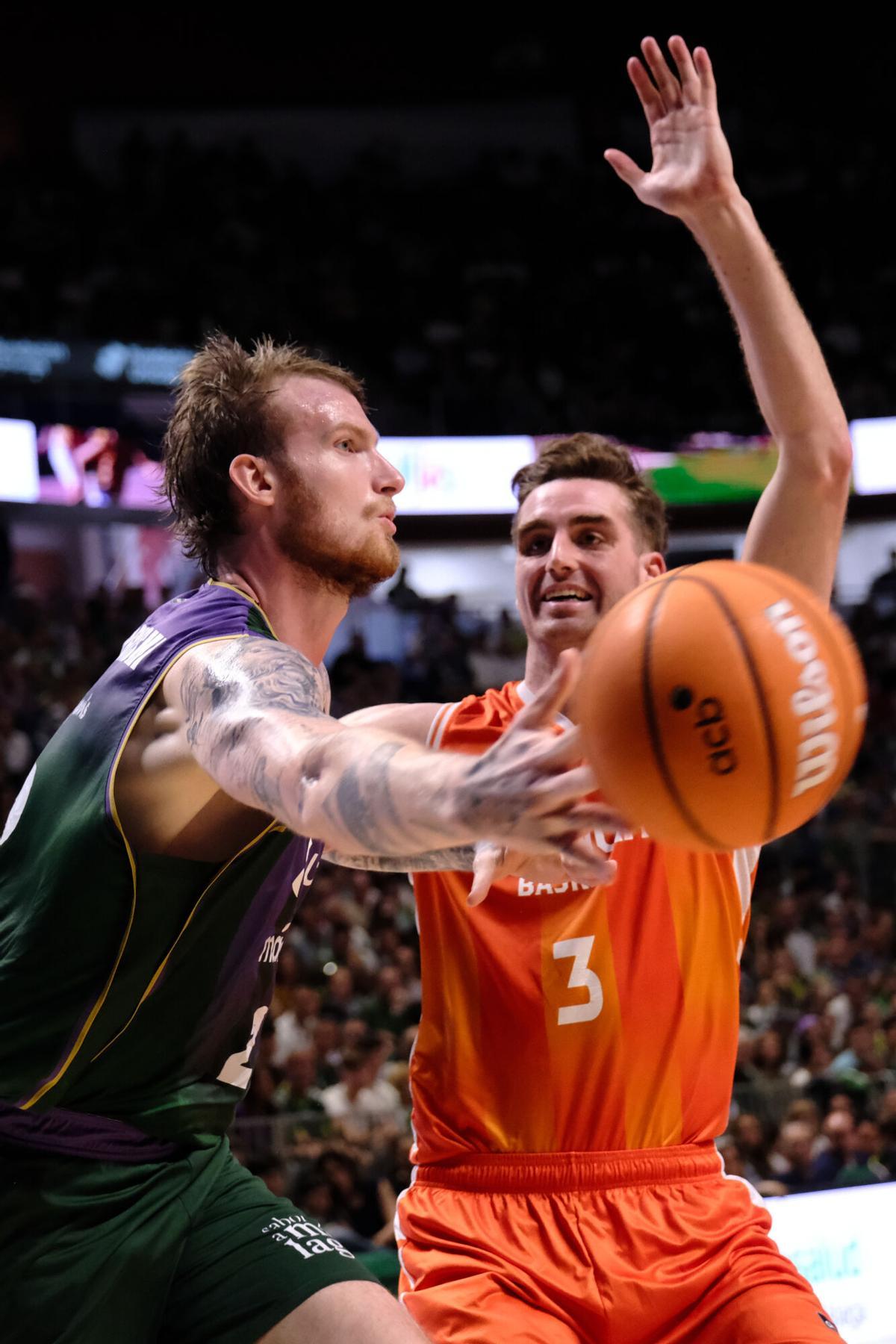 Imagen del partido entre el Unicaja Baloncesto - Valencia Basket, disputado este domingo 12 de abril en el Palacio de los Deportes José María Martín Carpena. Imagen del partido entre el Unicaja Baloncesto - Valencia Basket, disputado este domingo 12 de abril en el Palacio de los Deportes José María Martín Carpena.