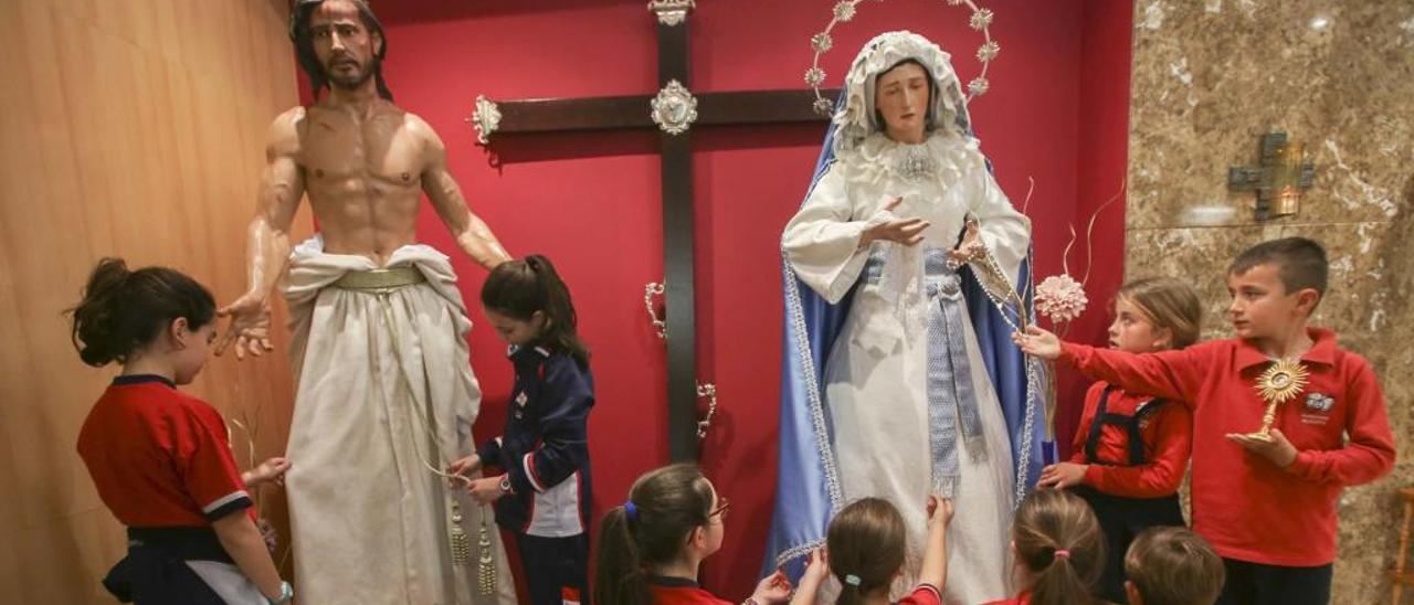 Alumnos de Agustinos con el Cristo Despojado y la Virgen del Amor, que durante el año están en la capilla del colegio.