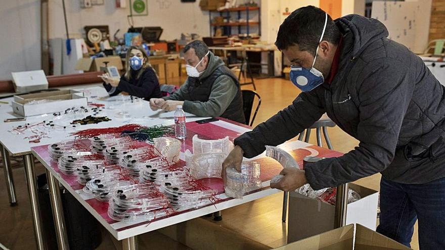 Trabajadores de Temas Creativos se emplean a fondo en la fabricación de pantallas protectoras para la Junta de Castilla y León.