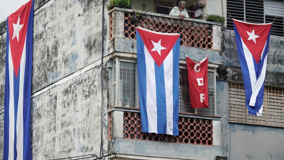 Banderas cubanas cubren la casa de Yunior García.