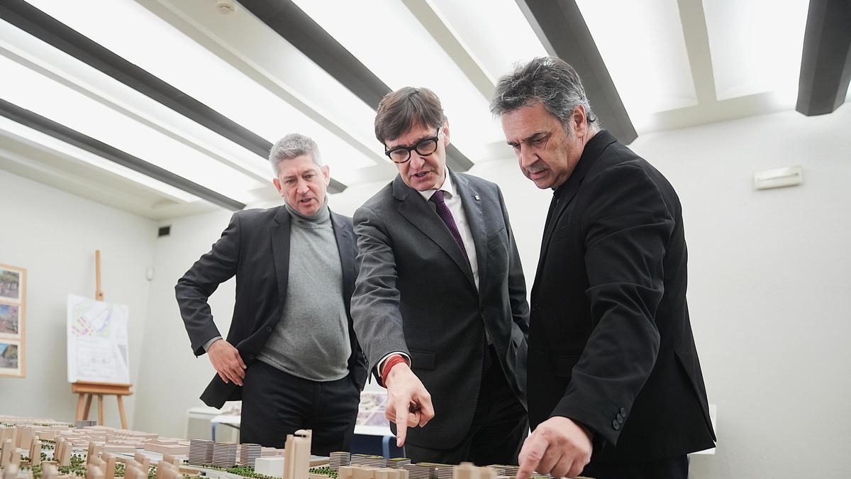 El alcalde de L'Hospitalet, David Quirós; el president de la Generalitat, Salvador Illa; y el director del Consorcio para la transformación de la Granvia y el Samontà, Raúl Alvarín, contemplan la maqueta de la Granvia hospitalense una vez soterrada.