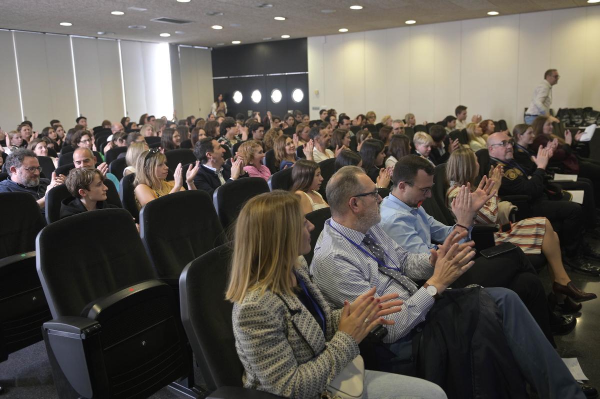 Público asistente a la primera aula de debate en Elche