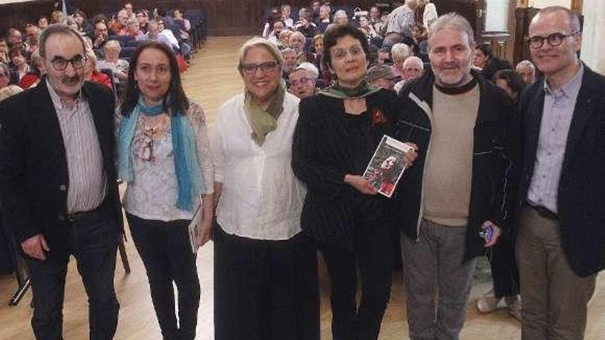 Las autoras, en el centro, presentaron el libro en el Liceo. // Iñaki Osorio