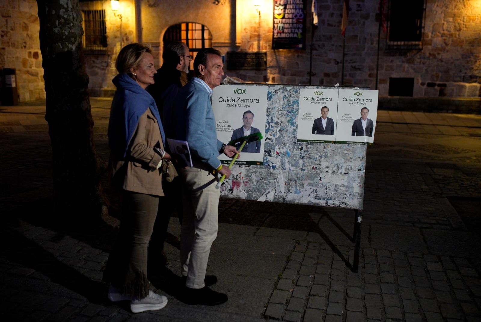 Pegada simulada de carteles de las elecciones municipales en Zamora