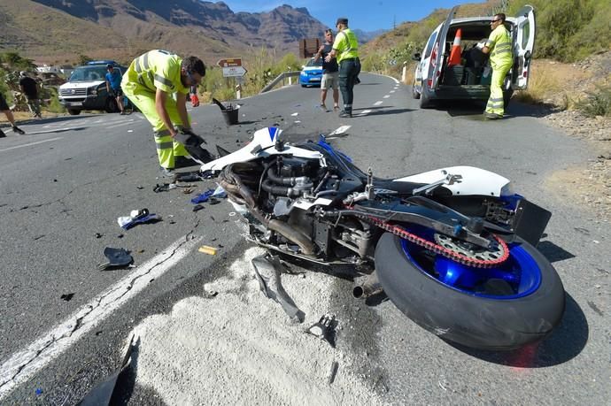 17-03-2019 SAN BARTOLOMÉ DE TIRAJANA. Accidente. Choca un coche contra tres motos.   Fotógrafo: ANDRES CRUZ  | 17/03/2019 | Fotógrafo: Andrés Cruz