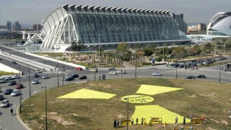 Tanquem Cofrents despliega una pancarta gigante para exigir el cierre de la central