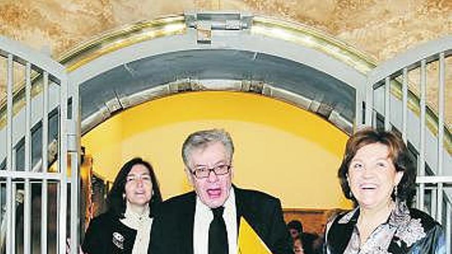 Por la izquierda, González-Sinde, José Emilio Pacheco y Carmen Caffarel.