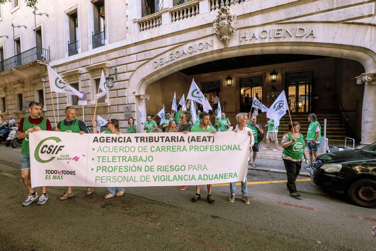 Paro de 24 horas de los funcionarios de Hacienda de Mallorca, en imágenes