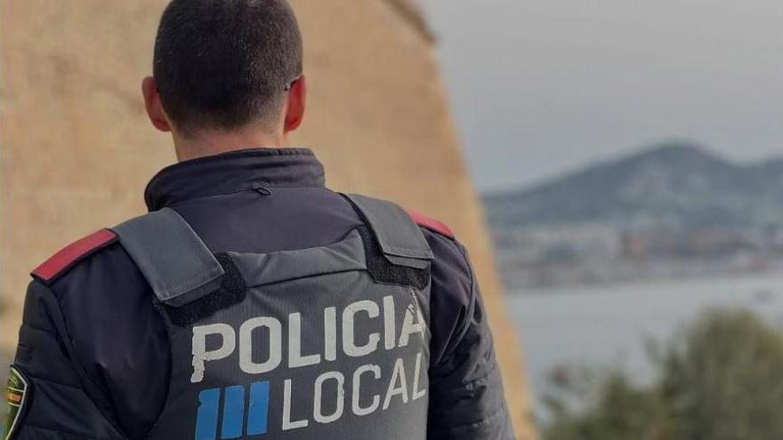 Un agente de la Policía Local de Ibiza.