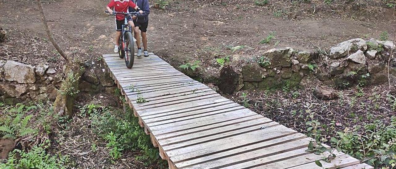 Una rampa para ejercitarse en bici o a pie en el recinto.