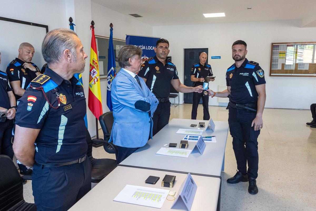 25 nuevos agentes interinos recogen sus acreditaciones policiales tras superar un intenso periodo de prácticas.