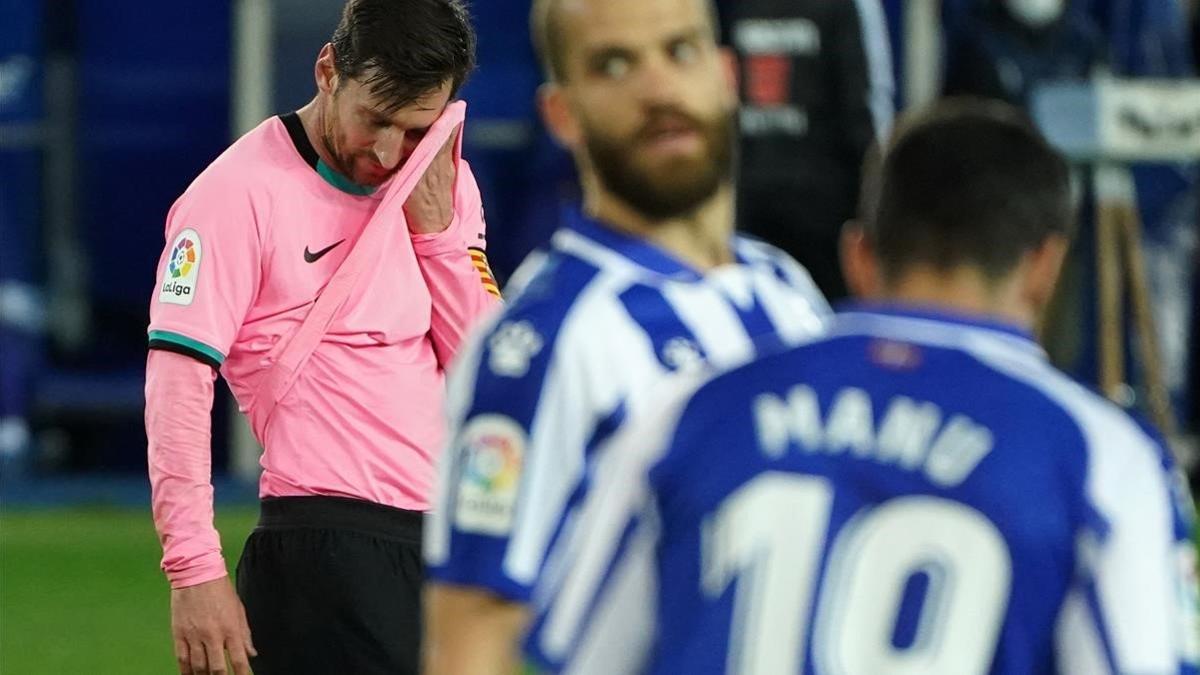 Lionel Messi se lamenta de una ocasión perdida en el Alavés-Barça de Mendizorroza, este sábado.