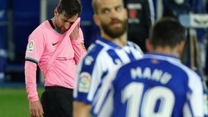 jdomenech55693122 barcelona s argentine forward lionel messi wipes his face du201101193930