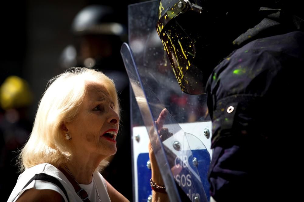 Choques entre independentistas y mossos en Barcelona