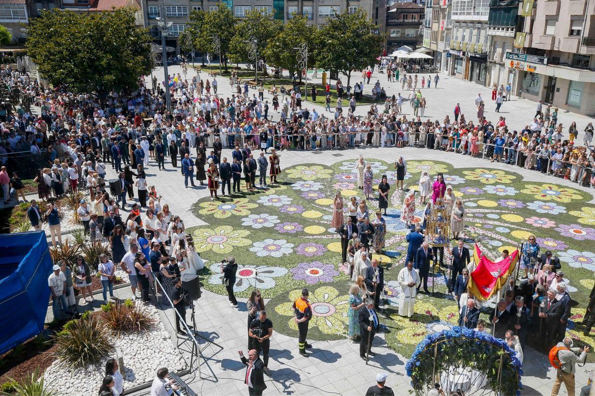 Ponteareas celebra la procesión del Corpus Christi con 35 alfombras florales Ponteareas celebra la procesión del Corpus Christi con 35 alfombras florales