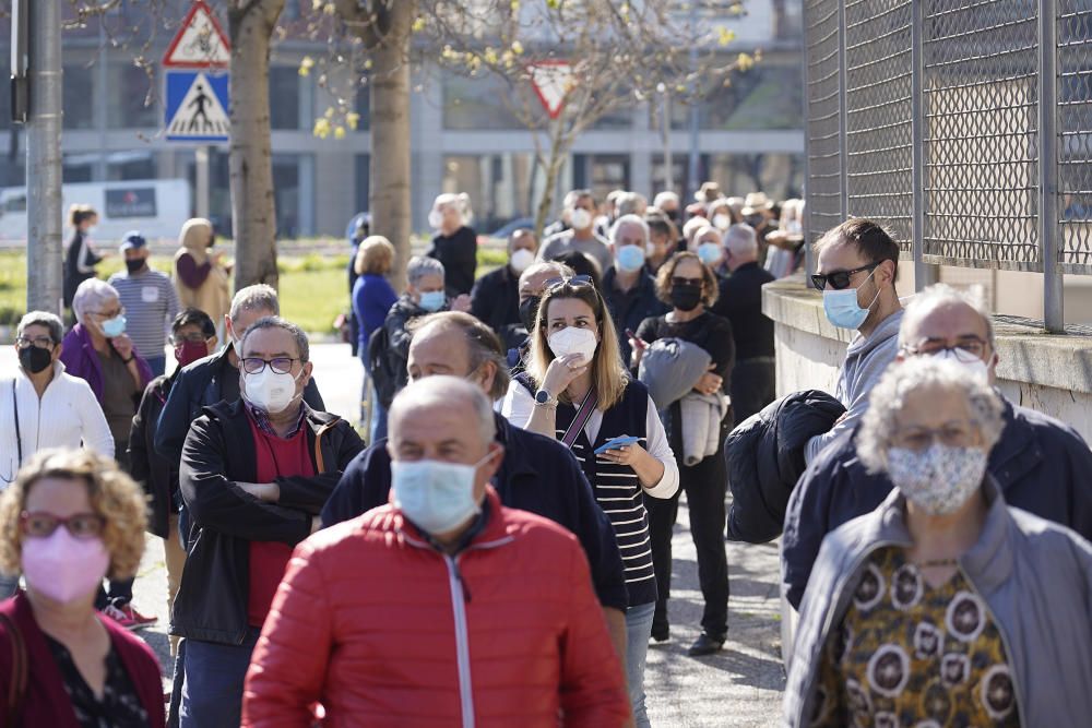 Llargues cues en la represa de la campanya d'AstraZeneca a Girona