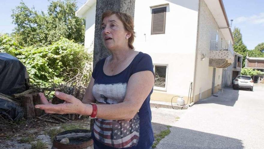 Lidia Arca, la hermana de la víctima, ayer en la casa familiar, en el lugar de Rozados. // Bernabé/Cris M.V.