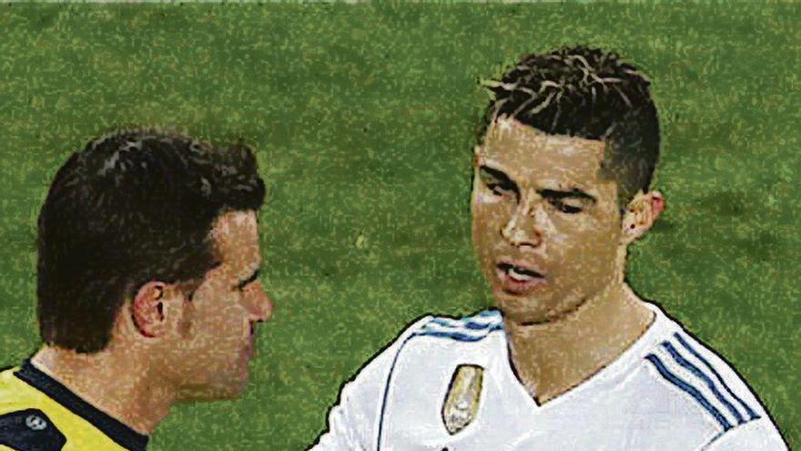 Cristiano Ronaldo habla con el árbitro Felix Brych.