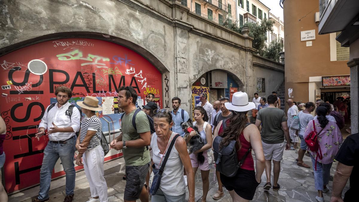 Turistas en el centro de Palma.