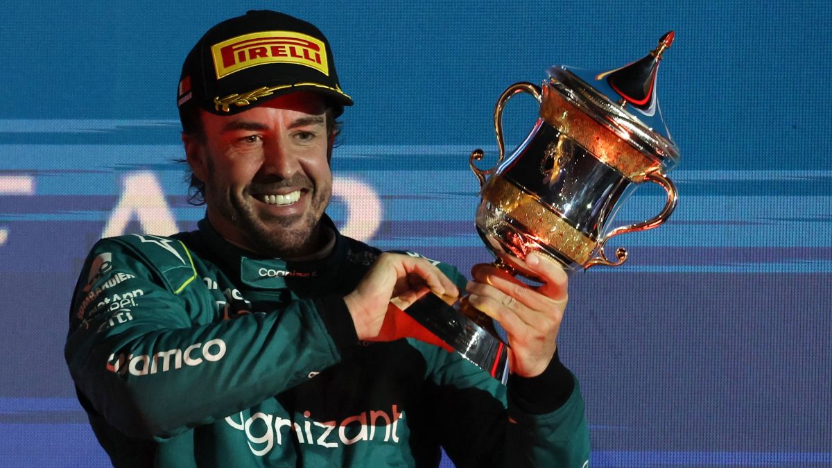 Fernando Alonso celebrando el podio en el GP de Bahrein