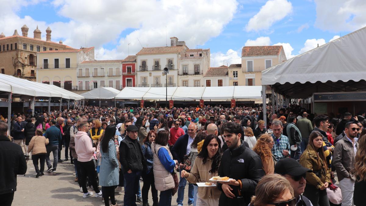 Así estaba la plaza Mayor de Trujillo el primer día de Feria del Queso.