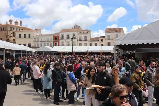 Así estaba la plaza Mayor de Trujillo el primer día de Feria del Queso