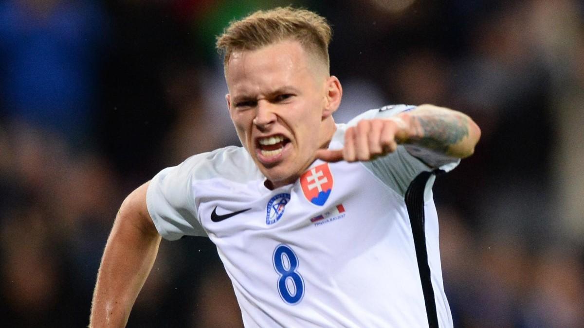 Ondrej Duda celebra un gol para la selección de Eslovaquia.