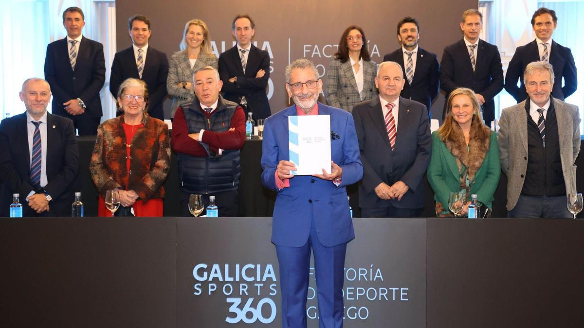 Carlos Mouriño muestra el dossier del proyecto del Celta junto a la totalidad de su consejo de administración y los diferentes directores del club.  / ALBA VILLAR