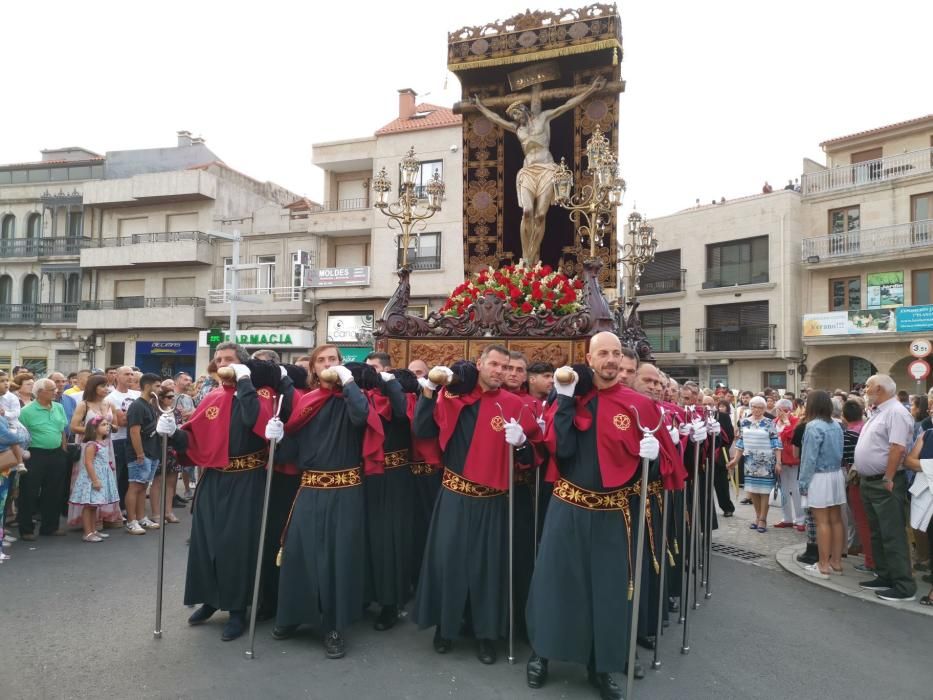 La procesión del Cristo y los fuegos llenan las calles de Cangas. // S. Álvarez