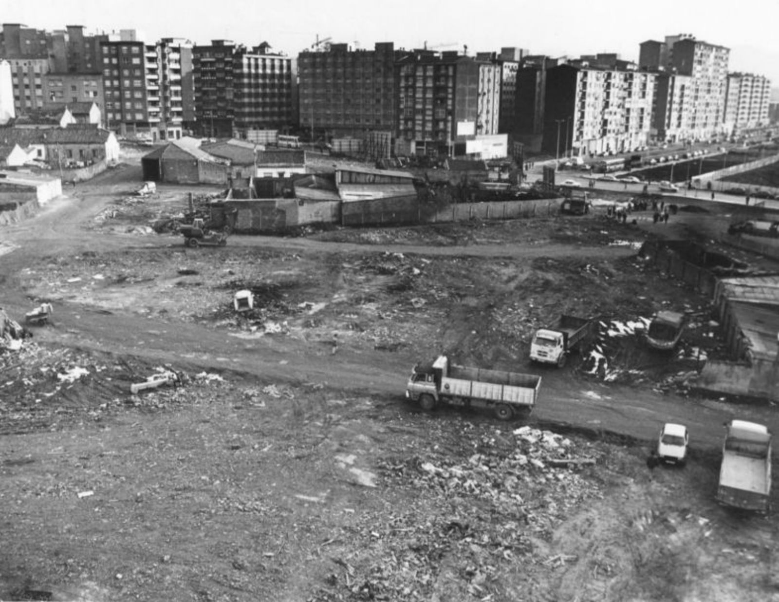 El inicio de las obras de la plaza de Los Fresnos.