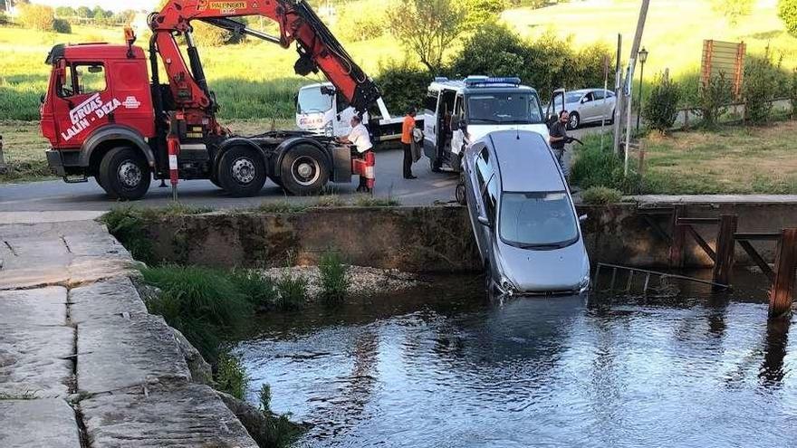 Un turismo termina empotrado en el río en la playa de Vilatuxe