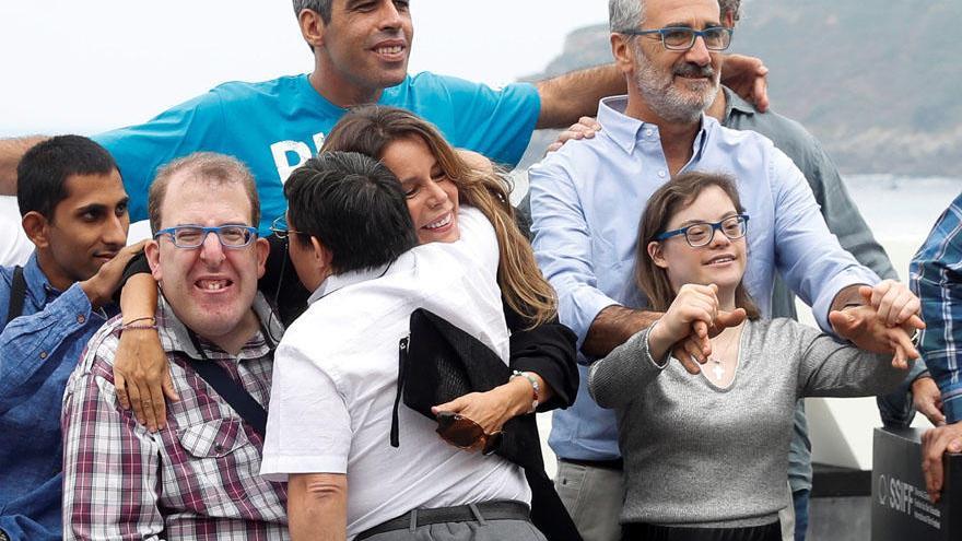 Fesser, con algunos de los protagonistas de la película, en el Festival de San Sebastián.