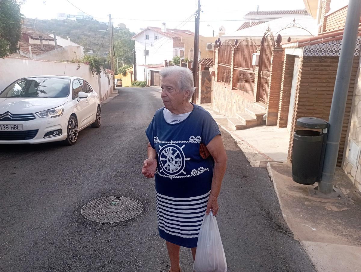 Mari Pepa Garrido, vecina del barrio desde 1976, barre su calle todas las semanas y también la mantiene limpia de hierba.
