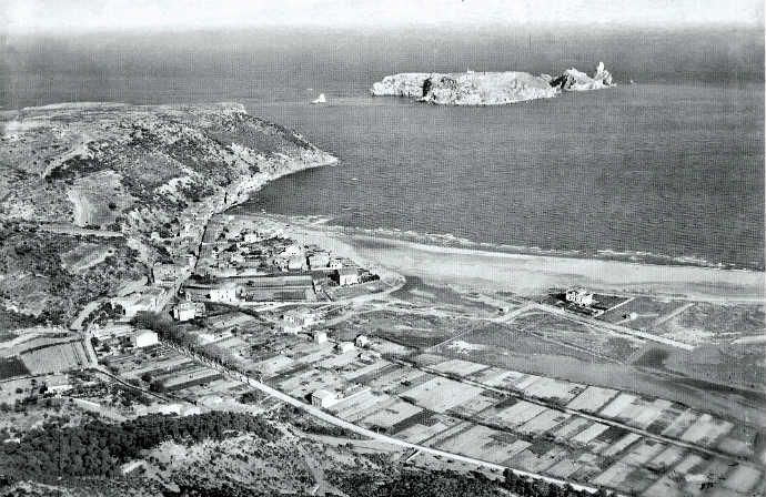 Platja i poble de l’Estartit. Al fons, les illes Medes (1911-1944)