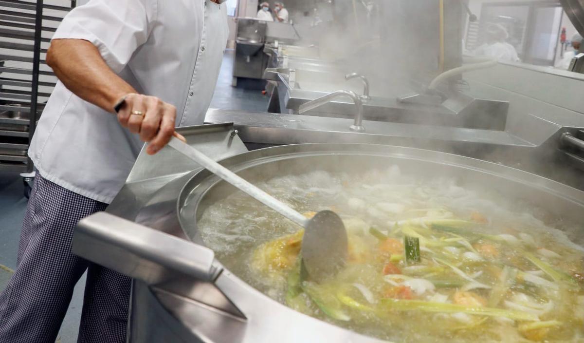 Un cocinero profesional trabajando en una imagen de archivo.