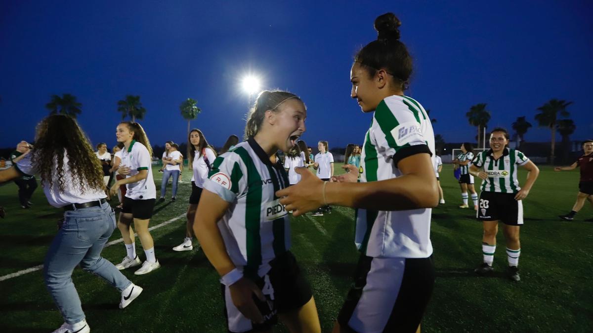 La emoción desatada de las jugadoras blanquiverdes al final del partido.