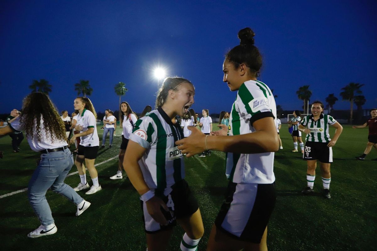 La emoción desatada de las jugadoras blanquiverdes al final del partido.