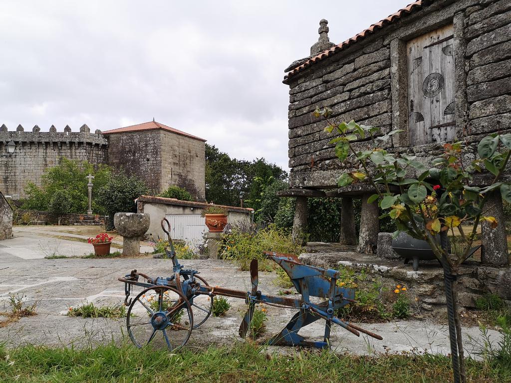 Hórreo frente al castillo de Vimianzo.