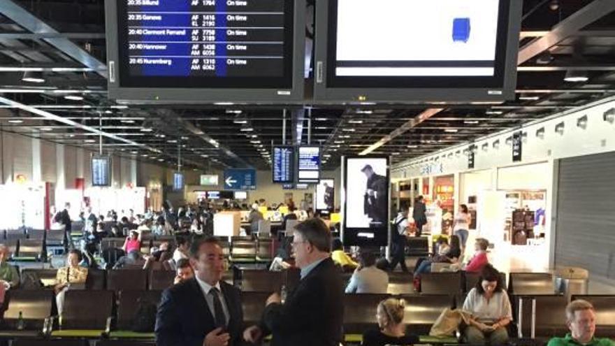 La delegación valenciana en el aeropuerto de Luxemburgo tras extraviarse las maletas.