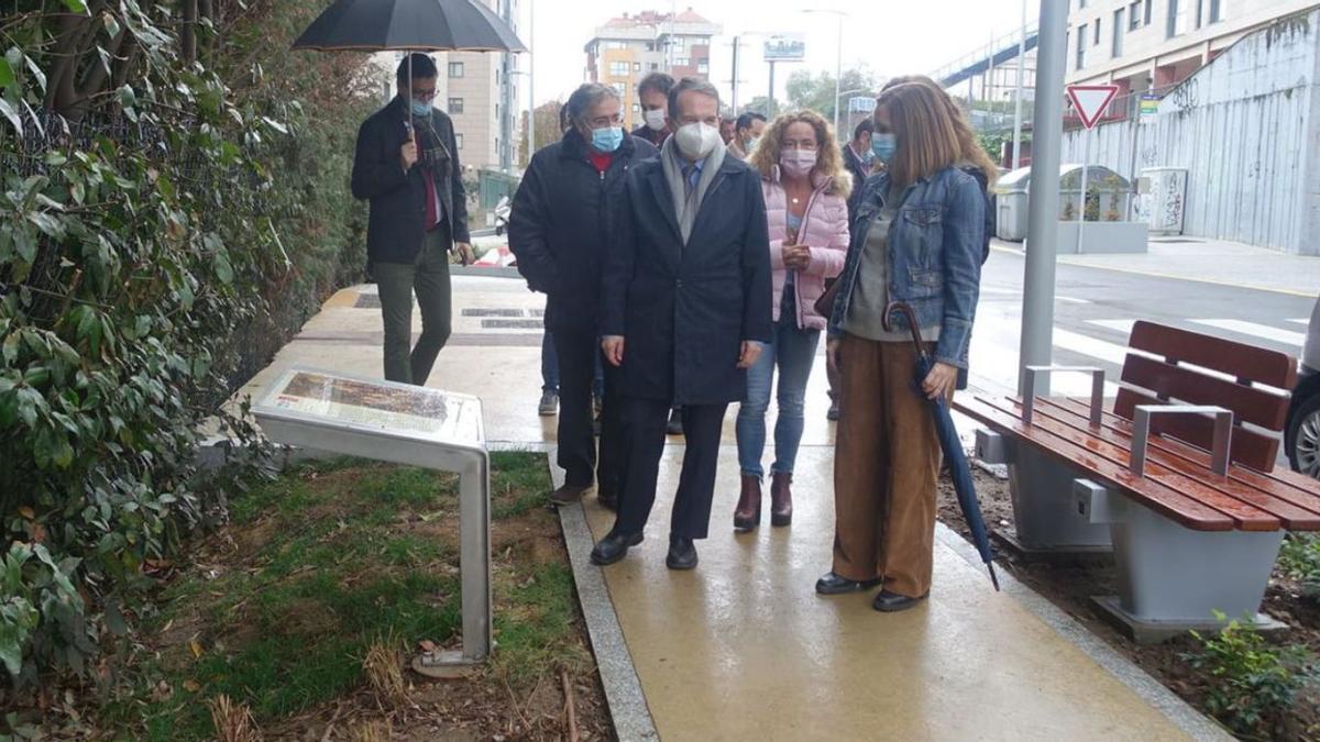 Abel Caballero visita
las nuevas aceras de 
la calle Vista Alegre. 