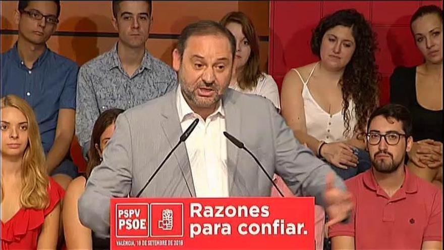 Ábalos reclama a Rivera una disculpa por sembrar dudas en torno a la tesis de Pedro Sánchez