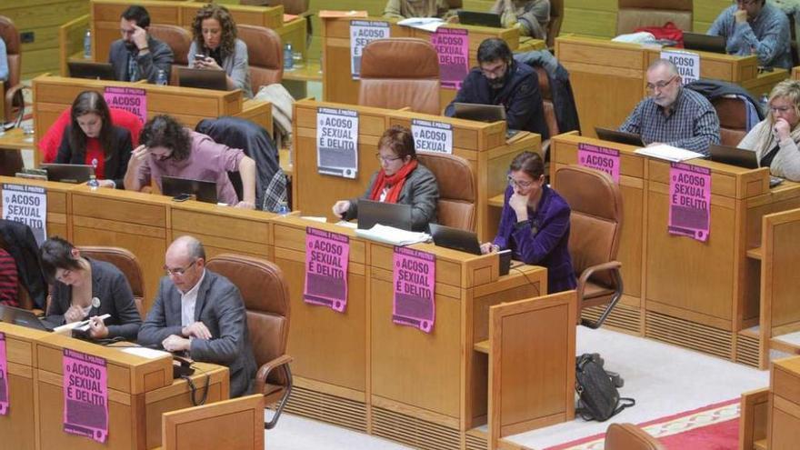 Durante la sesión de control, los escaños de la oposición lucían carteles en los que se leía la frase &#039;O acoso sexual é delito&#039;.