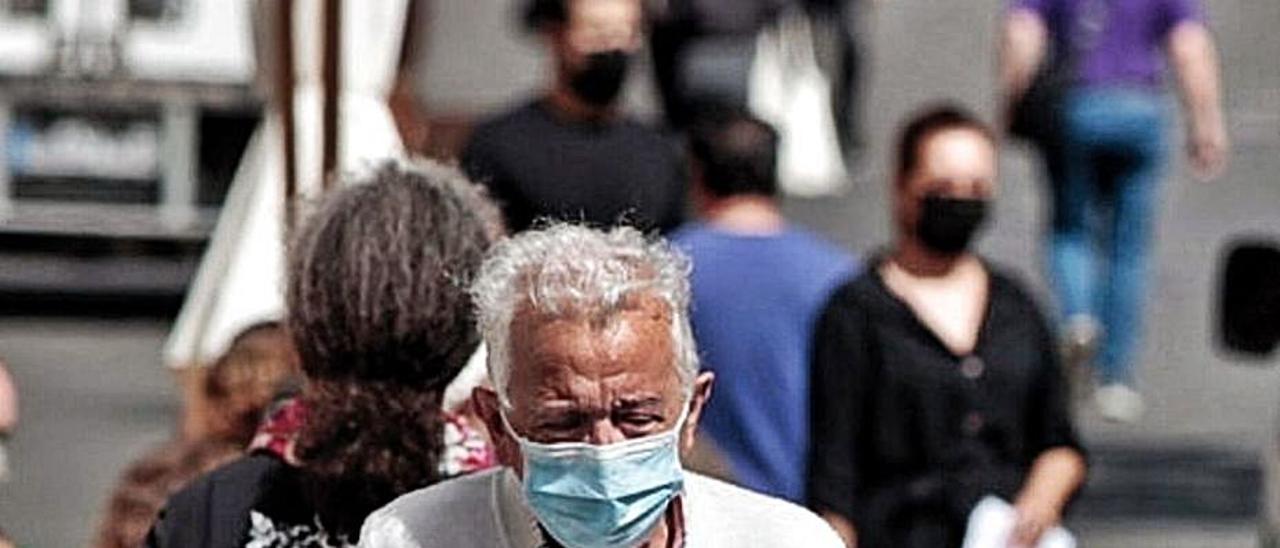 Un jubilado de paseo por una de las calles de La Laguna. | | MARÍA PISACA