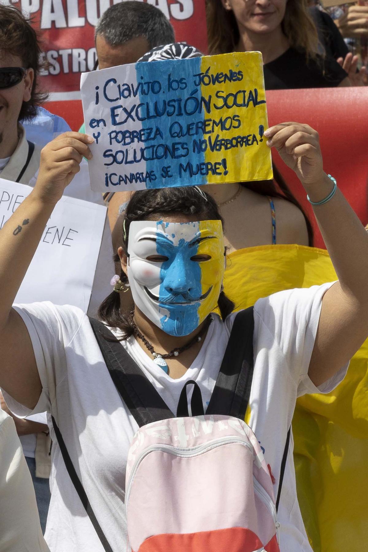 Manifestantes protestan contra el turismo en masa, este sábado, en Las Palmas de Gran Canarias