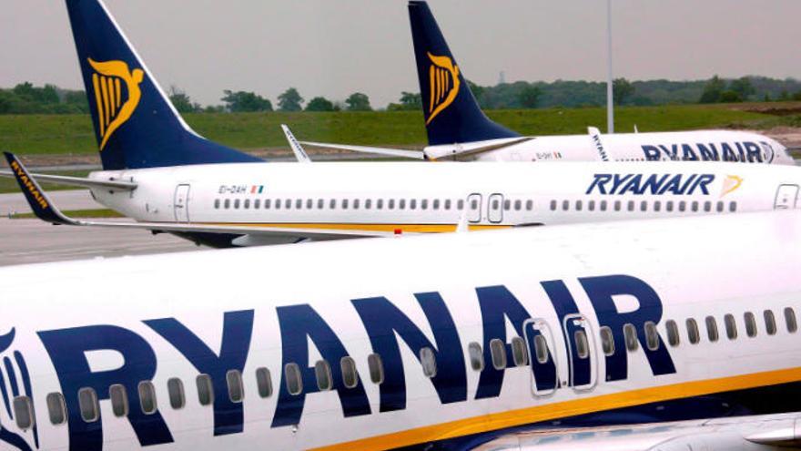 Tres aviones de Ryanair estacionados en el aeropuerto de la capital irlandesa, Dublín, que alberga la sede central de la compañía.