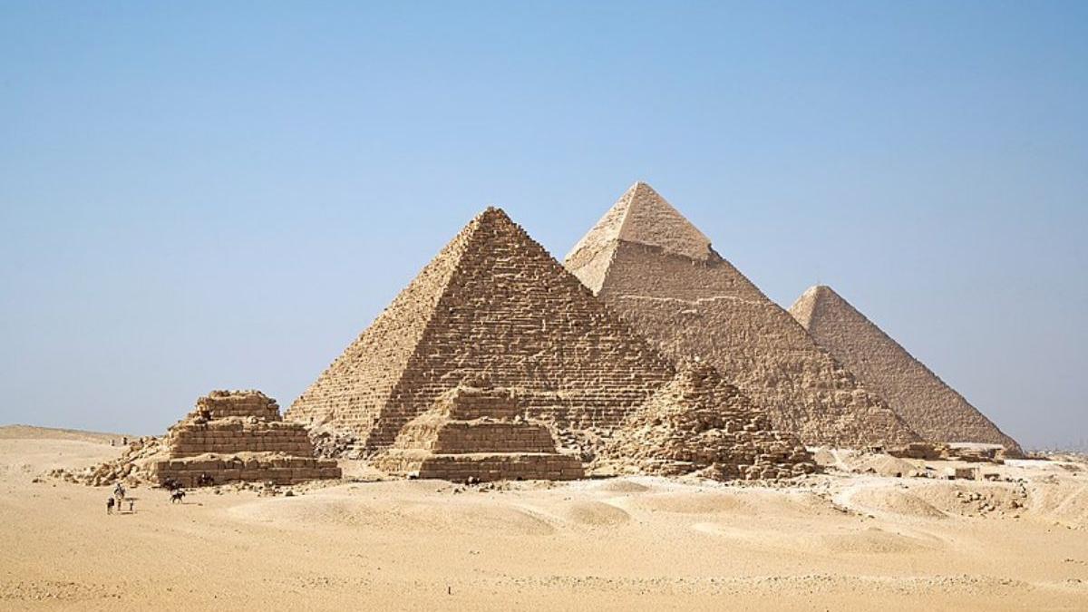 La Gran Pirámide de Giza fue levantada para el faraón Khufu o Keops, que reinó desde el año 2.551 antes de Cristo al año 2.528 anterior a la era cristiana, durante la cuarta dinastía egipcia.